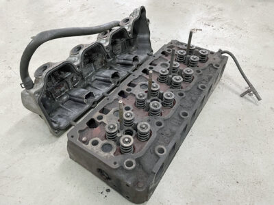 Bobcat S220 variklio cilindro galva su gaubtu