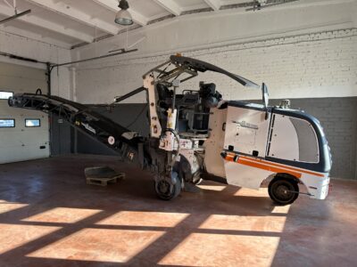 Asfalto freza Wirtgen W50DC su konvejeriu