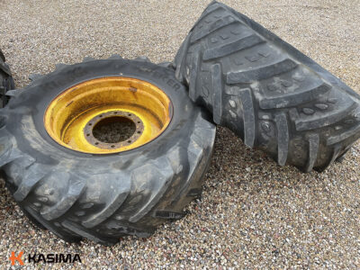 John Deere esirattad