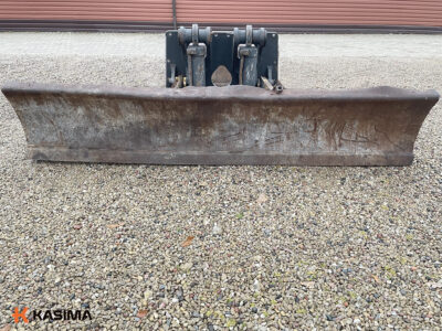 Naudotas Komatsu PW160 priekinis peilis su hidrauliniais cilindrais